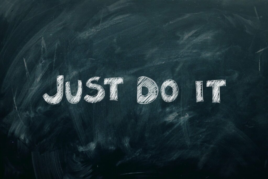 "Just do it": Automatisches Schreiben. Bildquelle https://pixabay.com/de/illustrations/tafel-schrift-tun-machen-handeln-4284009/